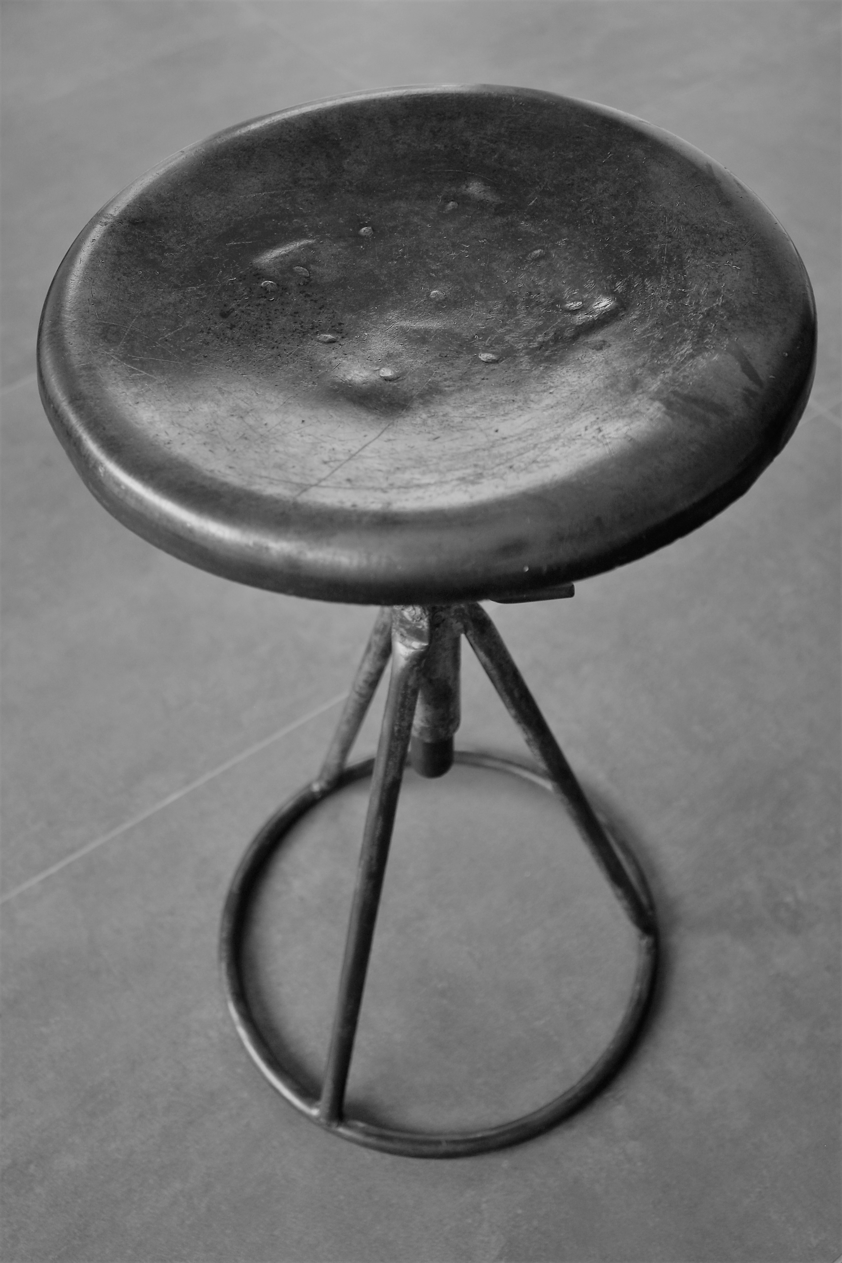 Tabouret artisanal en métal