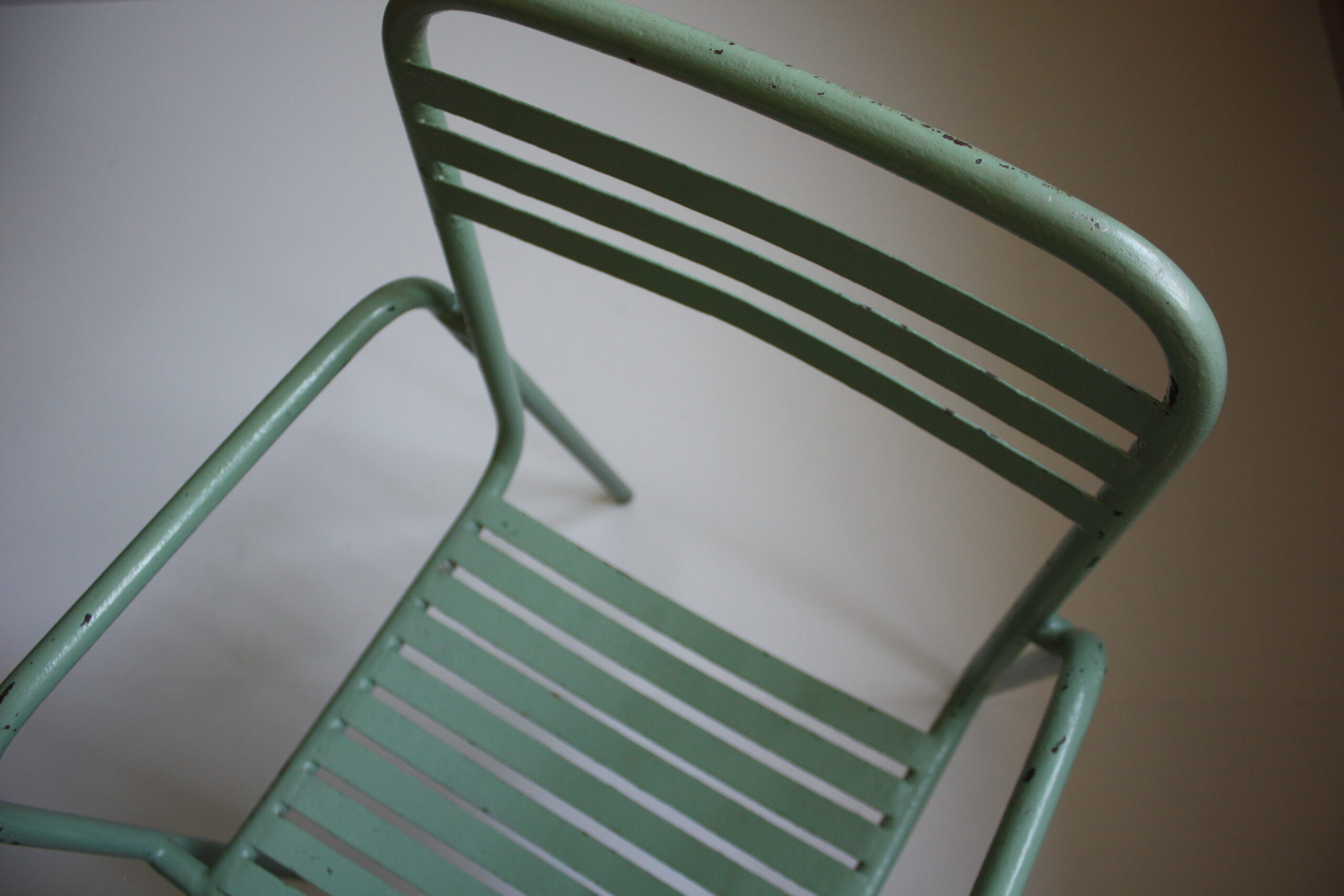 Chaise verte en métal