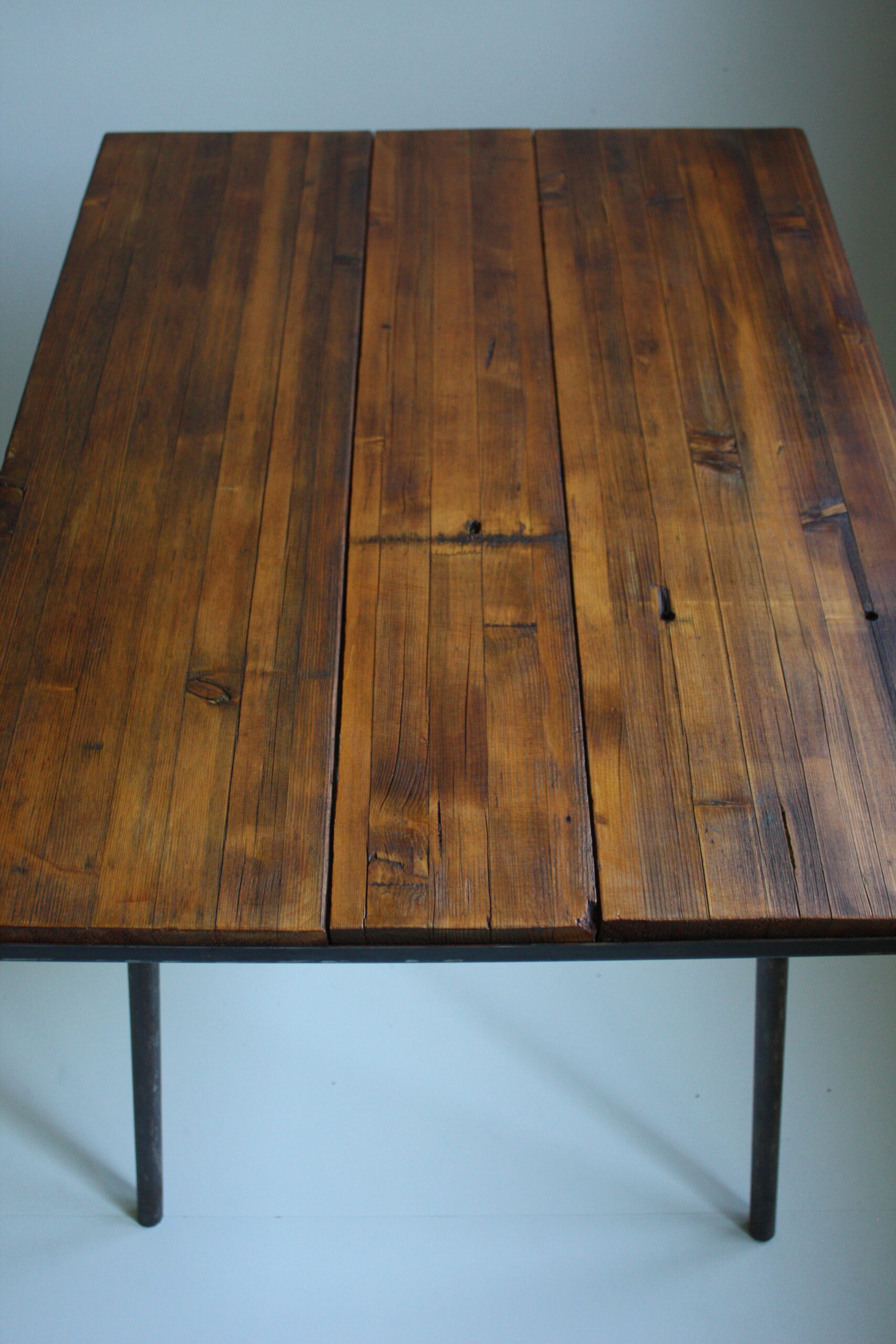 Table en métal avec plateau en bois