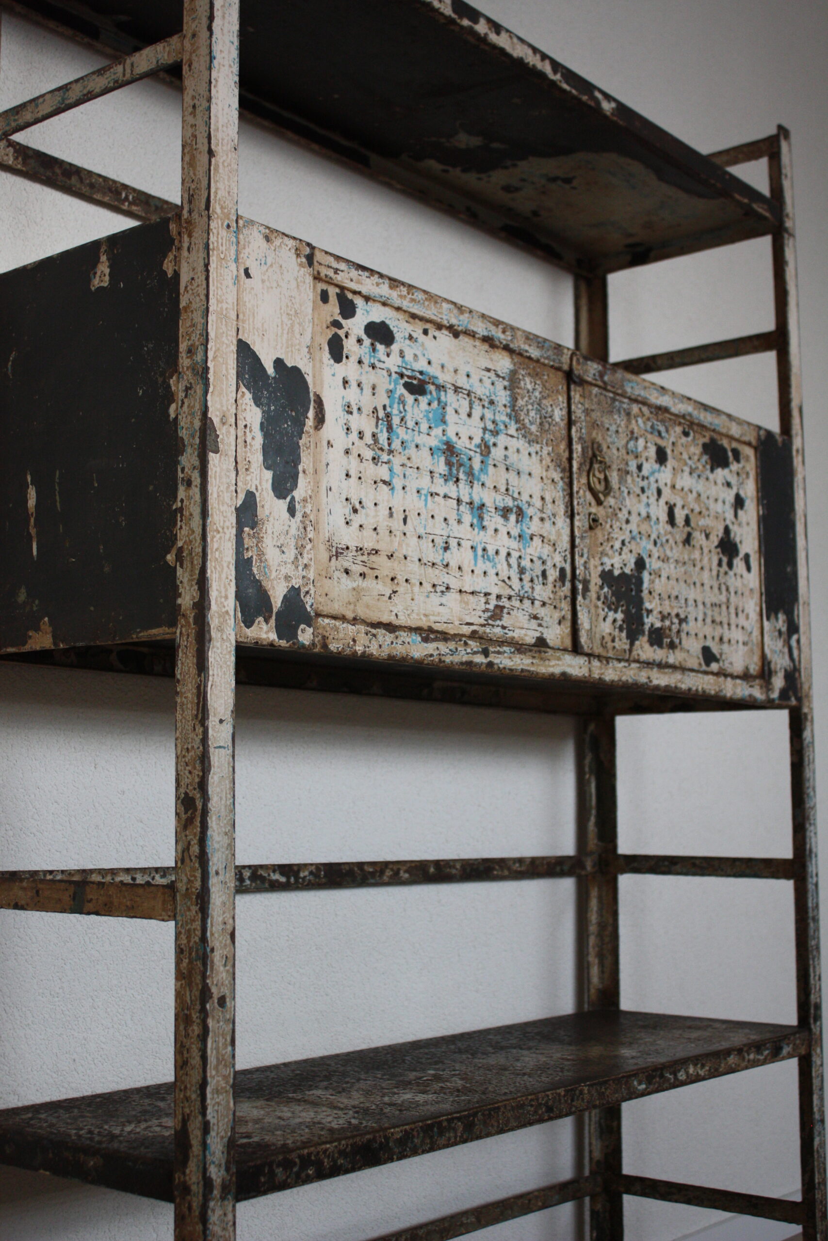 Etagère rivetée